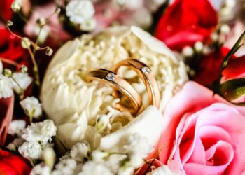 Moderne, nachhaltige und faire Eheringe aus Gold - so geht es