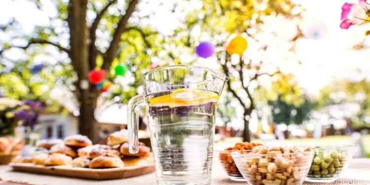 Gartentisch: Holz, Rattan oder Aluminium