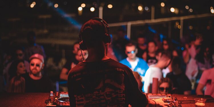 Die Geschichte der Techno Music in Deutschland - Entstehung, Hintergründe, Einflüsse, heute