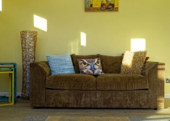 So pflegst du dein Cord Sofa richtig