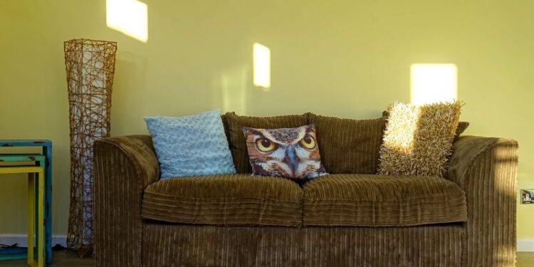 So pflegst du dein Cord Sofa richtig