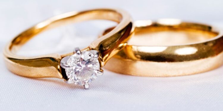 Goldene Eheringe: Der ultimative Leitfaden für zeitlose Eleganz
