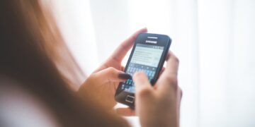 Online Dating: Wie gehe ich mit unhöflichen oder unangemessenen Nachrichten um?