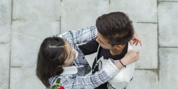 Dating: Wie gehe ich mit unangenehmen Fragen beim Date um?