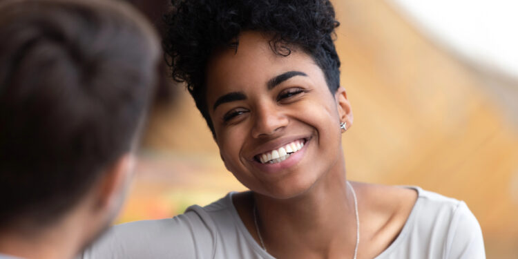 Die Kunst der Komplimente: Wie man beim Flirten richtig punkten kann