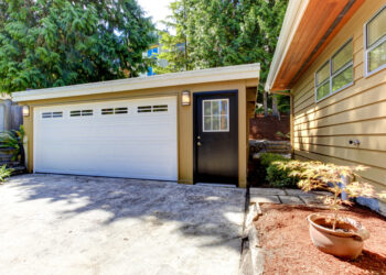 Pflege und Wartung von Holzgaragen mit Flachdach: Eine praxisnahe Anleitung