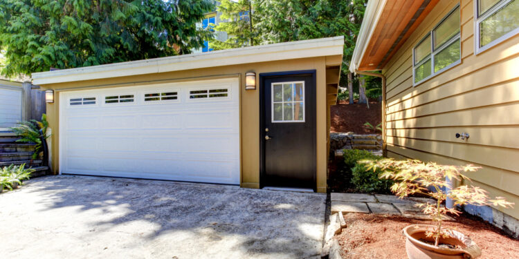 Pflege und Wartung von Holzgaragen mit Flachdach: Eine praxisnahe Anleitung