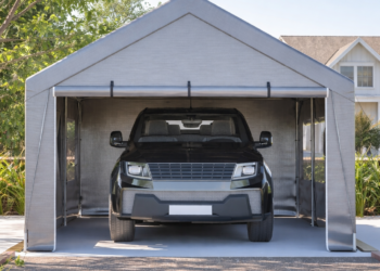 Fahrzeuge und Geräte schützen: Einsatzbereiche von Garagenzelten im privaten Umfeld